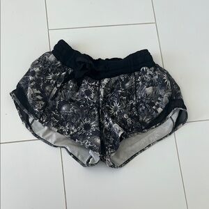 Lululemon Hotty Hot Shorts 2” Flowabunga Black Angel Wing Women’s Size 4